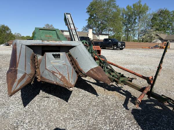 New Idea AGCO 324 Corn Picker